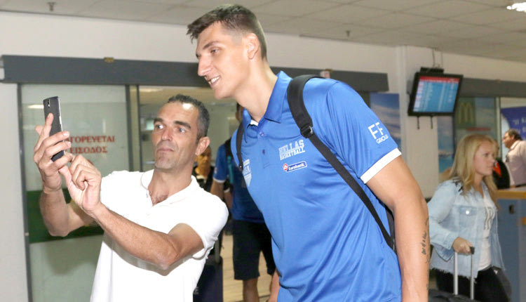 Αρκετοί έσπευσαν να φωτογραφηθούν με τα αστέρια της Εθνικής μπάσκετ στο Ηράκλειο