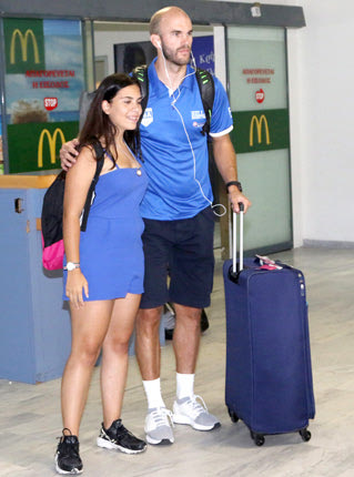 Αρκετοί έσπευσαν να φωτογραφηθούν με τα αστέρια της Εθνικής μπάσκετ