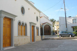 στην πλατεία  της Αγίας Τριάδας (μπροστά στο Ναό)