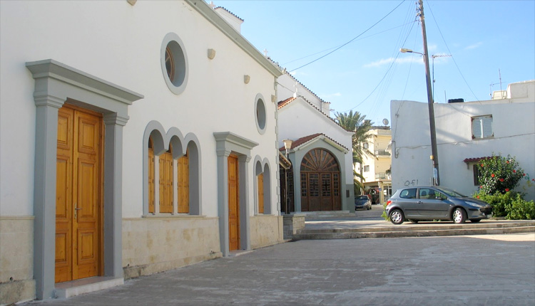 στην πλατεία της Αγίας Τριάδας (μπροστά στο Ναό)