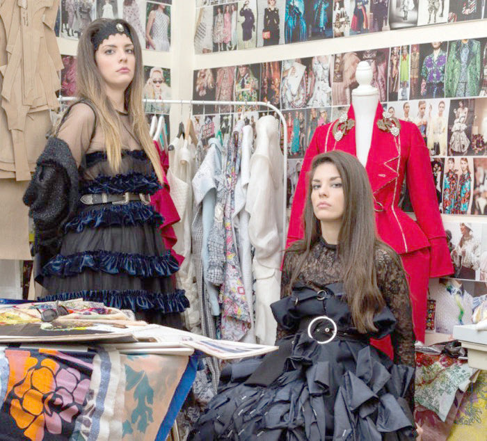 Οι δίδυμες Χανιώτισσες Ειρήνη και Δήμητρα Σκαλιδάκη έχουν δημιουργήσει τη φίρμα “Aucarre” και κατακτούν τον κόσμο της μόδας