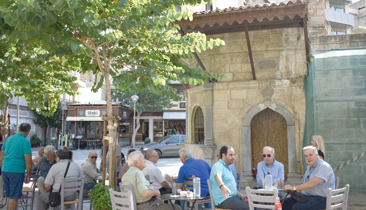 Κουμπές: ο Βασίλης Λαμπρινός να δει από κοντά το νέο ιστορικό καφέ που λειτουργεί ξανά στην πλατεία Κορνάρου και απόλαυσε το καφεδάκι του παρέα με τον Γιώργο Καραντινό και τον Μηνά Καπετανάκη.