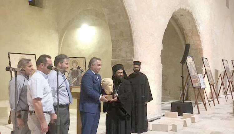 Ο Σεβασμιότατος Μητροπολίτης Ν. Ζηλανδίας Μύρων Κτιστάκης  αναγορεύθηκε χθες επίτιμο μέλος του Ιατρικού Συλλύγου Ηρακλείου σε σεμνή τελετή που έγινε στον Ιερό Ναό των Αγίων Πέτρου και Παύλου.