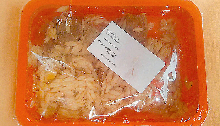 ζυμαρικό με μοσχαράκι από αυτά που μοιράζονται στα σχολεία μετά από 3 μήνες σε καλή κατάσταση!