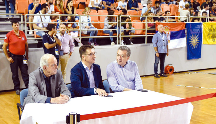 Με τον Σέρβο πρέσβη Ντούσαν Σπασόγιεβιτς, που έτυχε θερμής φιλοξενίας στα “Δύο Αοράκια” βρέθηκαν χθες για να δουν το ματς Ελλάδα-Σερβία και ο περιφερειάρχης Στ. Αρναουτάκης με τον δήμαρχο Β. Λαμπρινό