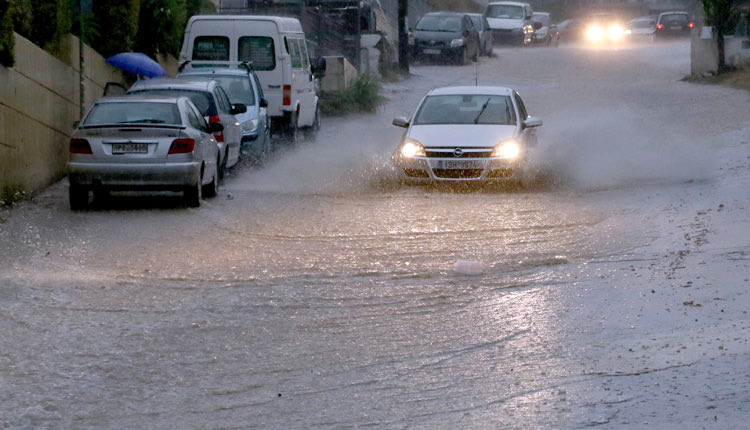 Πολλοί δρόμοι πλημμύρισαν  και στο Ηράκλειο 