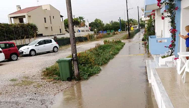 Οι τουρίστες στην περιοχή της Αμμουδάρας  δεν μπορούσαν να βγουν από τα ενοικιαζόμενα από τις  ισχυρές βροχοπτώσεις 