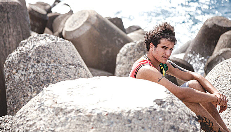 Ο φακός εστιάζει σε ιστορίες ανθρώπων που αναγκάστηκαν να αφήσουν την πατρίδα τους και προσπαθούν να ξαναχτίσουν τη ζωή τους στην Ελλάδα