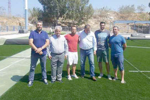 Τις εργασίες τοποθέτησης του νέου συνθετικού χλοοτάπητα στο γήπεδο του Αλμυρού επιθεώρησε ο δήμαρχος Μαλεβιζίου Κώστας Μαμουλάκης