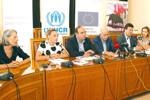 υπογράφηκε νέα σύμβαση ανάμεσα στην Ύπατη Αρμοστεία του ΟΗΕ και την Αναπτυξιακή Ηρακλείου για άλλους 100 πρόσφυγες, παρουσία του εκπροσώπου της Ύπατης Αρμοστείας του ΟΗΕ, Φιλίπ Λεκλέρκ, στο Ηράκλειο.