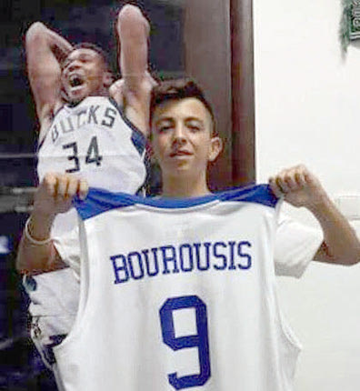 ο πιτσιρικάς που ο Γιάννης Μπουρούσης του έδωσε την φανέλα του, με την οποία πόζαρε λίγο αργότερα στο δωμάτιό του