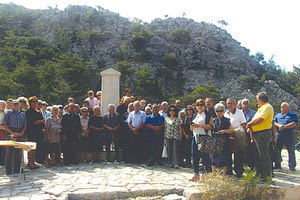 Το Σωματείο Αγωνιστών Εθνικής Αντίστασης Κρήτης “Ομάδες Μπαντουβάδων” ετέλεσε τρισάγιο στο Μνημείο που ευρίσκεται στην είσοδο της Κάτω Σύμης Βιάννου, τιμώντας τη μνήμη των Θυμάτων του Ολοκαυτώματος