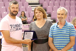 Ο παράγοντας του ΟΦΗ κ. Τζωρακοελευθεράκης με τους γονείς του Παδουβά