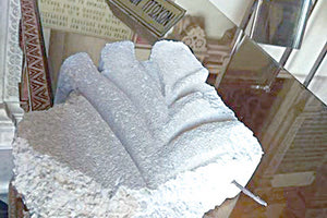 Πέφτουν πέτρες από τον Άγιο Μηνά