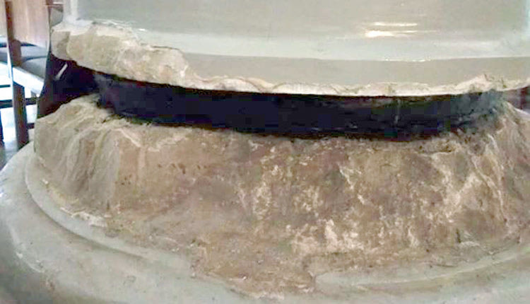 Μια από τις κεντρικές κολόνες στον Άγιο Μηνά,  ξαφνικά “έσκασε” με αποτέλεσμα να αποκολληθεί περιμετρικά τμήμα της