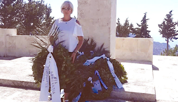 η Εύη Γαρεδάκη από ΝΟΔΕ κατέθεσε στεφάνι στο Μνημείο των θυμάτων του Ολοκαυτώματος της Βιάννου στο Σελί Αμιρών