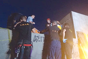 Άνδρες της ΕΜΑΚ ανέσυραν το πτώμα του νεαρού από τα βράχια της λεωφόρου «μπάι πας»