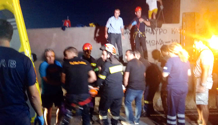 Άνδρες της ΕΜΑΚ ανέσυραν το πτώμα του νεαρού από τα βράχια της λεωφόρου «μπάι πας»