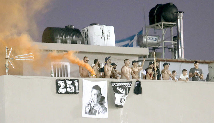 Το “Γεντί Κουλέ” μπορεί να είχε πολύ κόσμο όμως υπήρχαν και κάποιοι που συνειδητά επέλεξαν τις διπλανές πολυκατοικίες για να δουν το ματς.