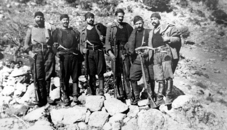 Ο Γεώργιος Καργάκης – Ψαρογιώργης, ένας από τους πρώτους αντάρτες της Κατοχής της Ομάδος Πετρακογιώργη, (Οπλαρχηγός), με τη γυναίκα του Ελένη (το γένος Λεράτου).