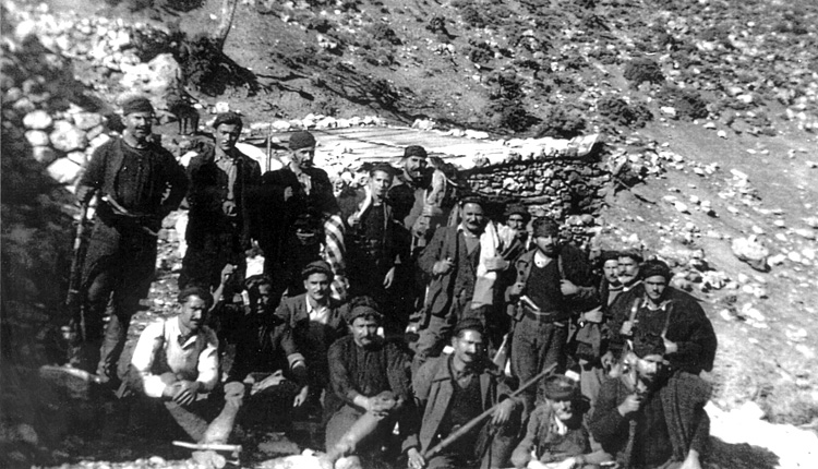 Η ομάδα του Καπετάν Πετρακογιώργη στη θέση «Πισοκάμινο» στου Ρούβα.