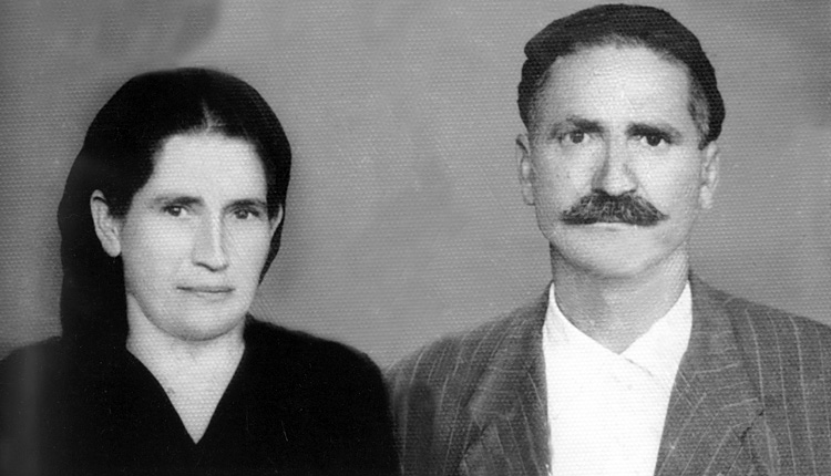 Ο Γεώργιος Καργάκης – Ψαρογιώργης, ένας από τους πρώτους αντάρτες της Κατοχής της Ομάδος Πετρακογιώργη (Οπλαρχηγός), με τη γυναίκα του Ελένη (το γένος Λεράτου).