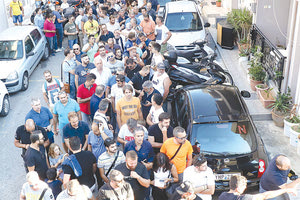 Ατελείωτες ουρές έξω από το “Γεντί Κουλέ”