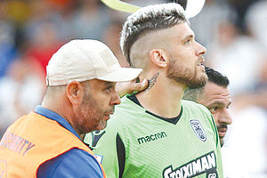 Η κίνηση του Πασχαλάκη αμέσως μετά το 1-2 να δείξει τον… ανδρισμό του μπροστά στη θύρα 1 πυροδότησε αντιδράσεις.