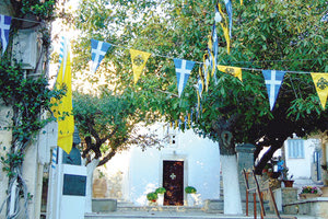 Η εκκλησία του Τιμίου Σταυρού στο κέντρο των Αρχανών