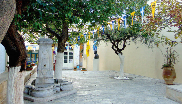 Η εκκλησία του Τιμίου Σταυρού στο κέντρο των Αρχανών