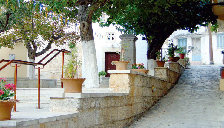 Η εκκλησία του Τιμίου Σταυρού στο κέντρο των Αρχανών