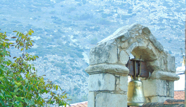 Η εκκλησία του Τιμίου Σταυρού στο κέντρο των Αρχανών