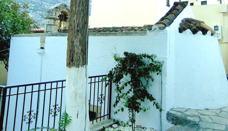 Η εκκλησία του Τιμίου Σταυρού στο κέντρο των Αρχανών