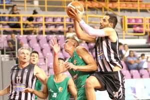 Ο Κώστας Αγαπιάδης σε μια προσπάθειά του στο παιχνίδι του ΟΦΗ με το Δειλινό