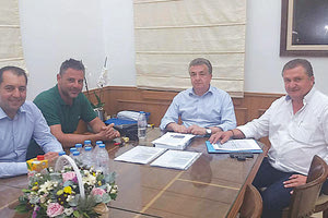 υπογραφές στην Περιφέρεια Κρήτης για να ξεκινήσουν μια σειρά από σημαντικά έργα ανάπλασης σε τουριστικές περιοχές του Δήμου Μαλεβιζίου, όπως είναι η Αμμουδάρα και η Αγία Πελαγία.