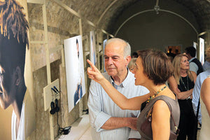 η  έκθεση «Face Forward …into my home», που εγκαινιάστηκε στη στοά Μακάσι, παρουσία του δημάρχου Ηρακλείου