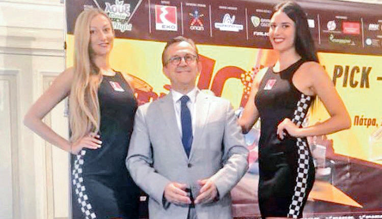 ο Νίκος Νικολόπουλος, που τον βλέπετε να ποζάρει πραγματικά ευτυχέστατος ανάμεσα σε δύο εκπάγλου καλλονής κυρίες. 