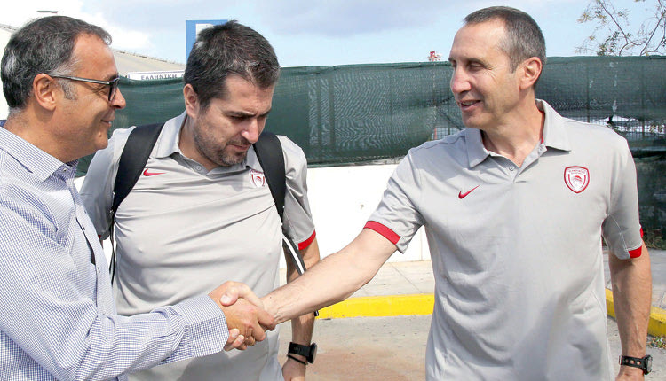 Ο προπονητής του Ολυμπιακού Ντέιβιντ Μπλατ 