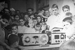 ΦΩΤΟ ΗΜΕΡΑΣ: Μπροστά στη μηχανή ηχογράφησης