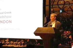 ο Ευκλείδης Τσακαλώτος, προκειμένου να πείσει τους επενδυτές στο Roadshow στο Λονδίνο