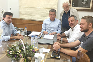 Υπέγραψαν συμβάση  για την «Αποκατάσταση Αθλητικού χώρου-Αποδυτηρίων» του γηπέδου στο Οροπέδιο Λασιθίου. Παρών ο ευρωβουλευτής Γιώργος Γραμματικάκης