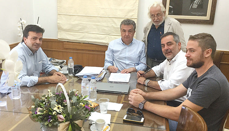 Υπέγραψαν συμβάση  για την «Αποκατάσταση Αθλητικού χώρου-Αποδυτηρίων» του γηπέδου στο Οροπέδιο Λασιθίου. Παρών ο ευρωβουλευτής Γιώργος Γραμματικάκης
