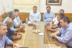 Από τη χθεσινή υπογραφή της σύμβασης για το οδικό έργο προϋπολογισμού 240 χιλιάδων ευρώ, βελτιώνεται ο επαρχιακός δρόμος Αρχοντικό – Γαλατάς – Βόνη και ο συνδετήριος δρόμος Γαλατάς – Χουμέρι