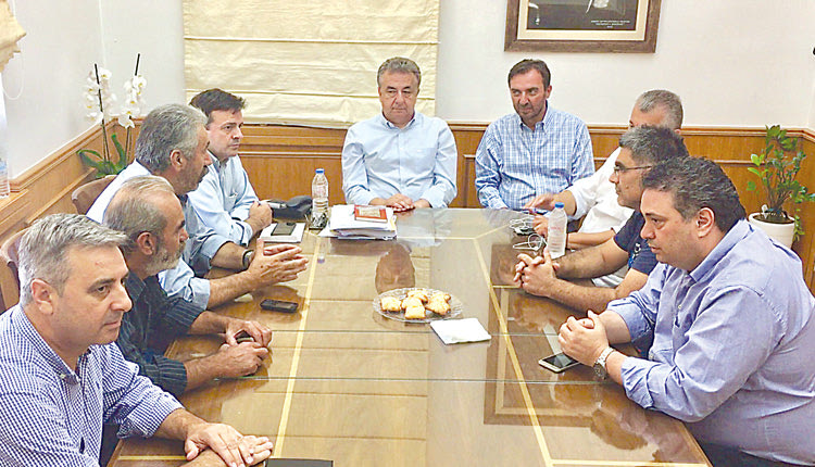 Από τη χθεσινή υπογραφή της σύμβασης για το οδικό έργο προϋπολογισμού 240 χιλιάδων ευρώ, βελτιώνεται ο επαρχιακός δρόμος Αρχοντικό – Γαλατάς – Βόνη και ο συνδετήριος δρόμος Γαλατάς – Χουμέρι