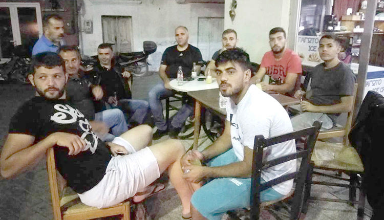 οι ποδοσφαιριστές, ο προπονητής και μέλη της διοίκησης του Ζαρού, σε καφενεία του χωριού, πίνοντας τον καφέ τους