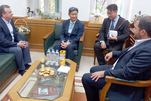 συνάντηση που πραγματοποίησε στο Ηράκλειο και τα γραφεία της Περιφέρειας Κρήτης ο πρέσβης της Δημοκρατίας της Κορέας στην Ελλάδα Lim Soosuk με τον περιφερειάρχη Σταύρο Αρναουτάκη