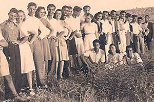 ΦΩΤΟ ΗΜΕΡΑΣ: Μια παρέα νεαρών προπολεμικά