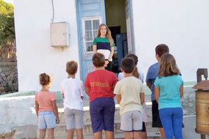 Μια ξεχωριστή δασκάλα, η 30χρονη Ελένη Τάνου στην Τέλενδο.