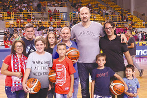 3ο ΔΙΕΘΝΕΣ ΤΟΥΡΝΟΥΑ ΜΠΑΣΚΕΤ: Μία μπάλα με την υπογραφή του Ντίνο Ράτζα ήταν το δώρο για 5 μικρούς σε ηλικία θεατές του τελικού