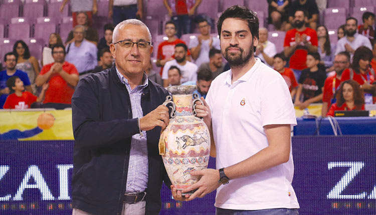 3ο ΔΙΕΘΝΕΣ ΤΟΥΡΝΟΥΑ ΜΠΑΣΚΕΤ: Την απονομή στη Γαλατασαράι έκανε ο παράγοντας του Ολυμπιακού κ. Σταυρόπουλος